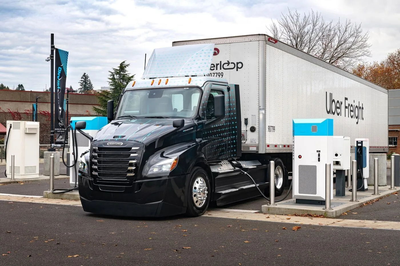 daimler truck freightliner ecascadia e lkw electric truck uber freight ladestation charging station detroit efill greenlane usa 2023 02 min daimler truck freightliner ecascadia e lkw electric truck uber freight ladestation charging station detroit efill greenlane usa 2023 02 min