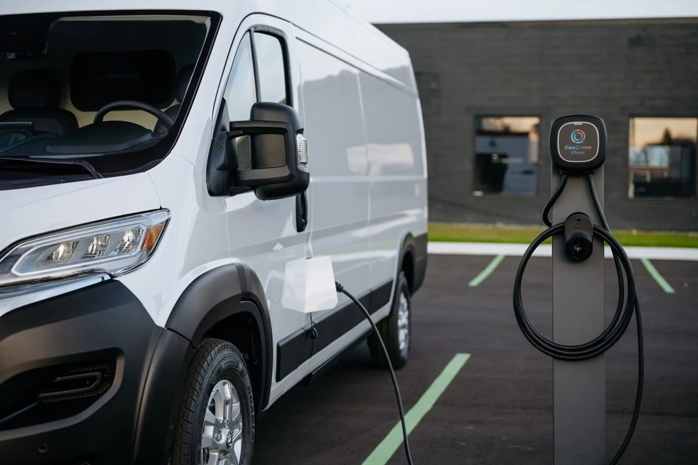 ram promaster ev e transporter electric transporter free2 move ladestation charging station usa 2023 01 min ram promaster ev e transporter electric transporter free2 move ladestation charging station usa 2023 01 min