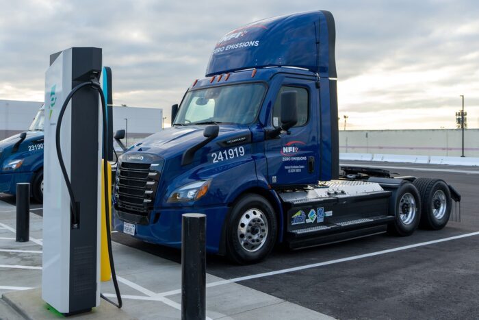 Nfi daimler truck freightliner ecascadia e lkw electric trucks electrify america ladestation charging station usa min