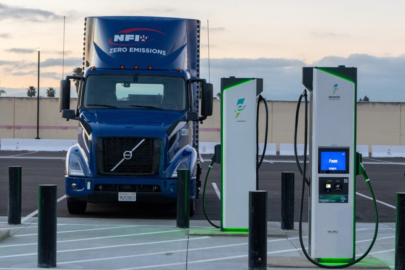 nfi volvo trucks vnr electric electrify america ladestation charging station e lkw electric trucks usa 2024 04 min nfi volvo trucks vnr electric electrify america ladestation charging station e lkw electric trucks usa 2024 04 min
