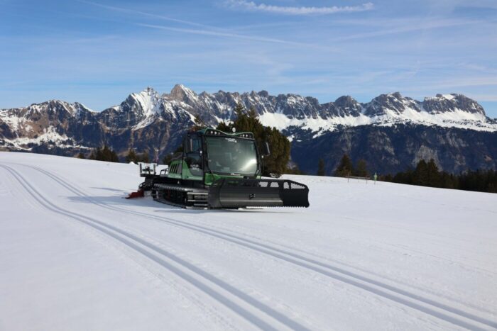E pistenfahrzeug snow groomer schweiz primoth designwerk