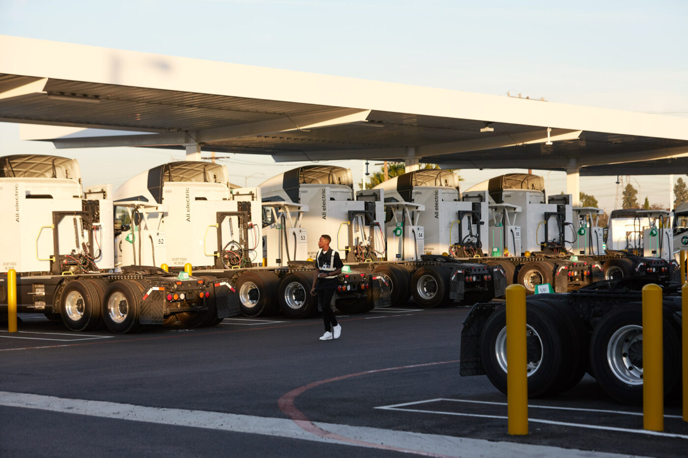 Einride cargador inteligente voltera usa kalifornien los angeles long beach e lkw ladestation