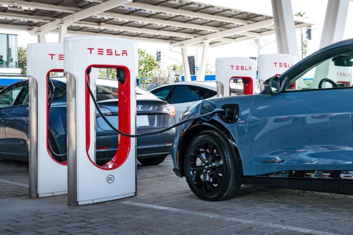 Ford mustang mach e nacs tesla supercharger ladestation charging station usa min