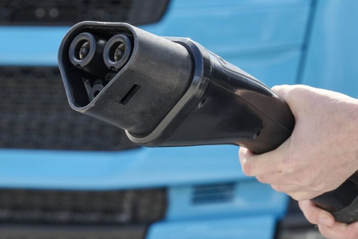 Scania e lkw electric truck abb ladestation charging station mcs min