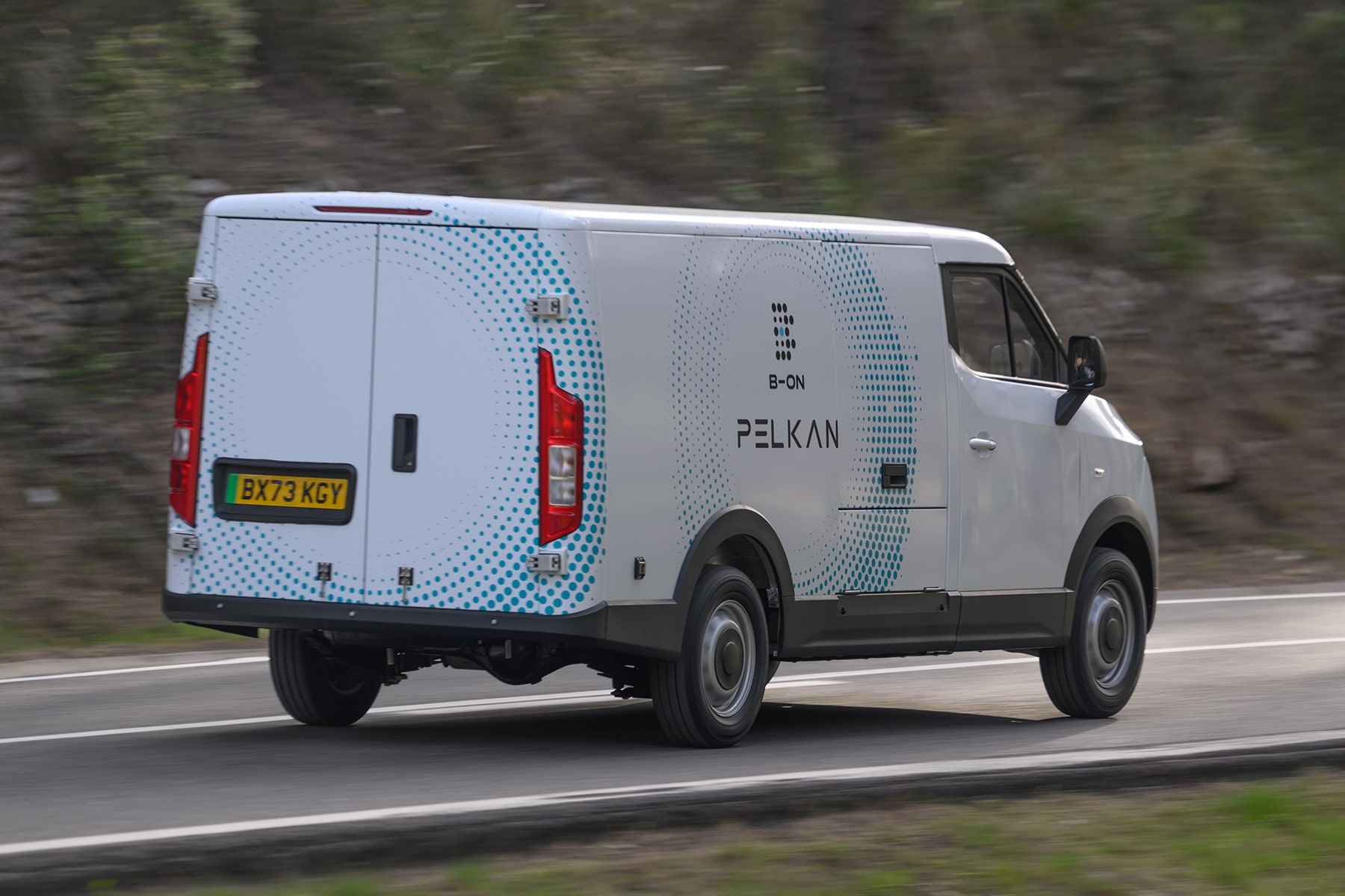 UK electric van uptake drops for first time in over a year - electrive.com