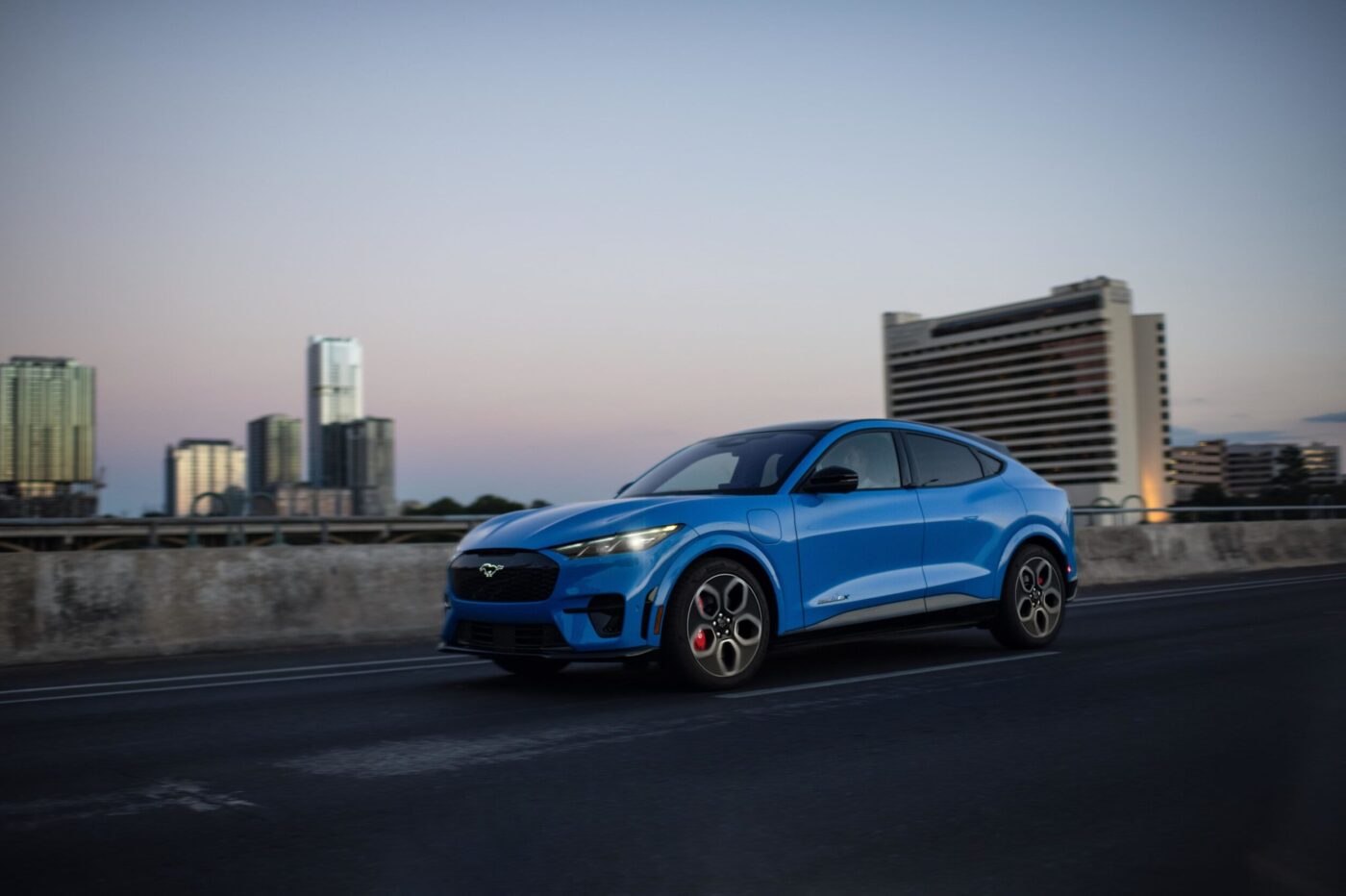 Ford mustang mach e a escala