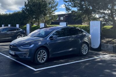 Tesla supercharger ladestation charging station grossbritannien uk min