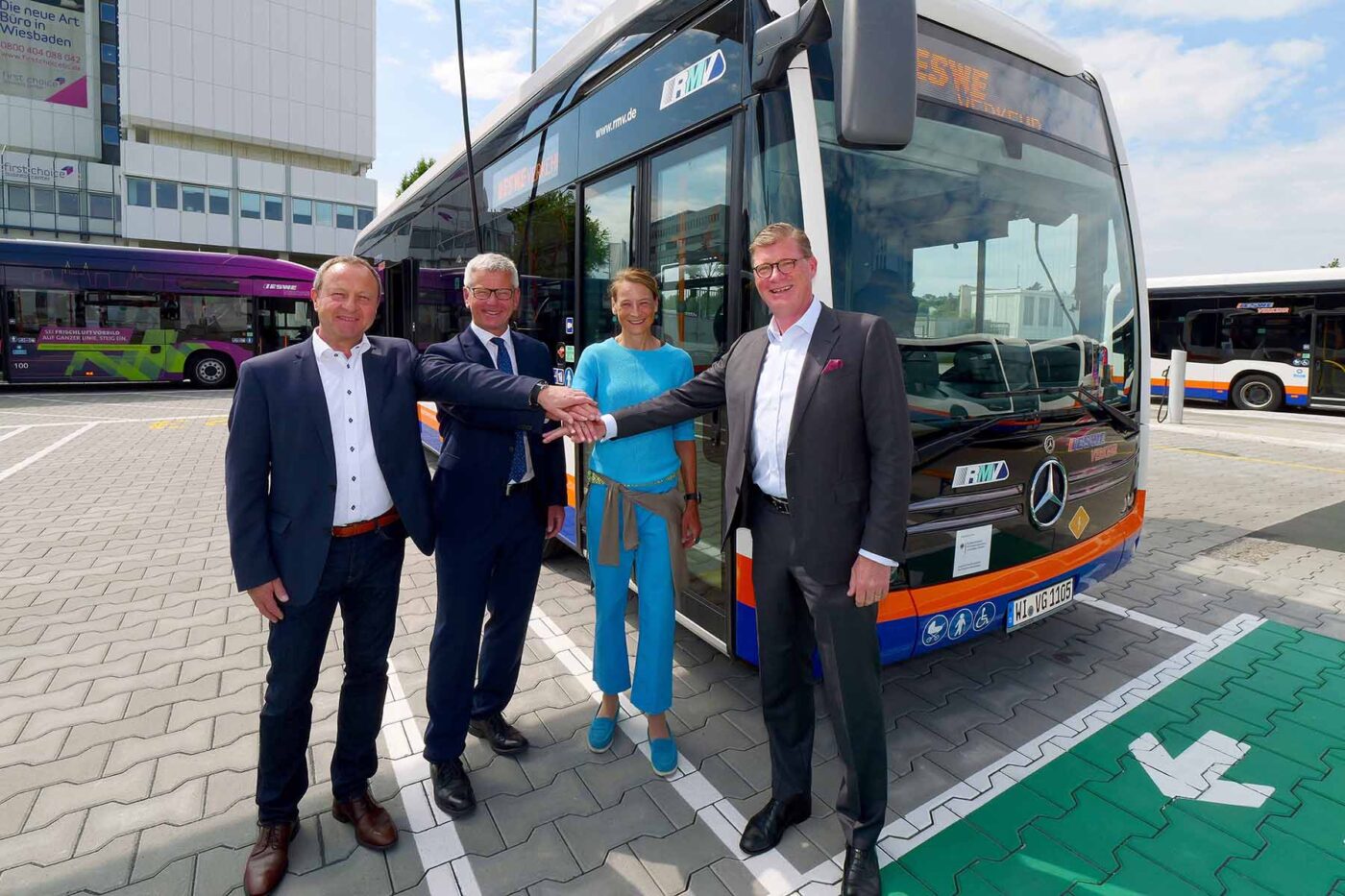 daimler autobuses mercedes benz ecitaro elektrobus autobus electrico eswe verkehr wiesbaden 2024 01 min daimler autobuses mercedes benz ecitaro elektrobus autobus electrico eswe verkehr wiesbaden 2024 01 min