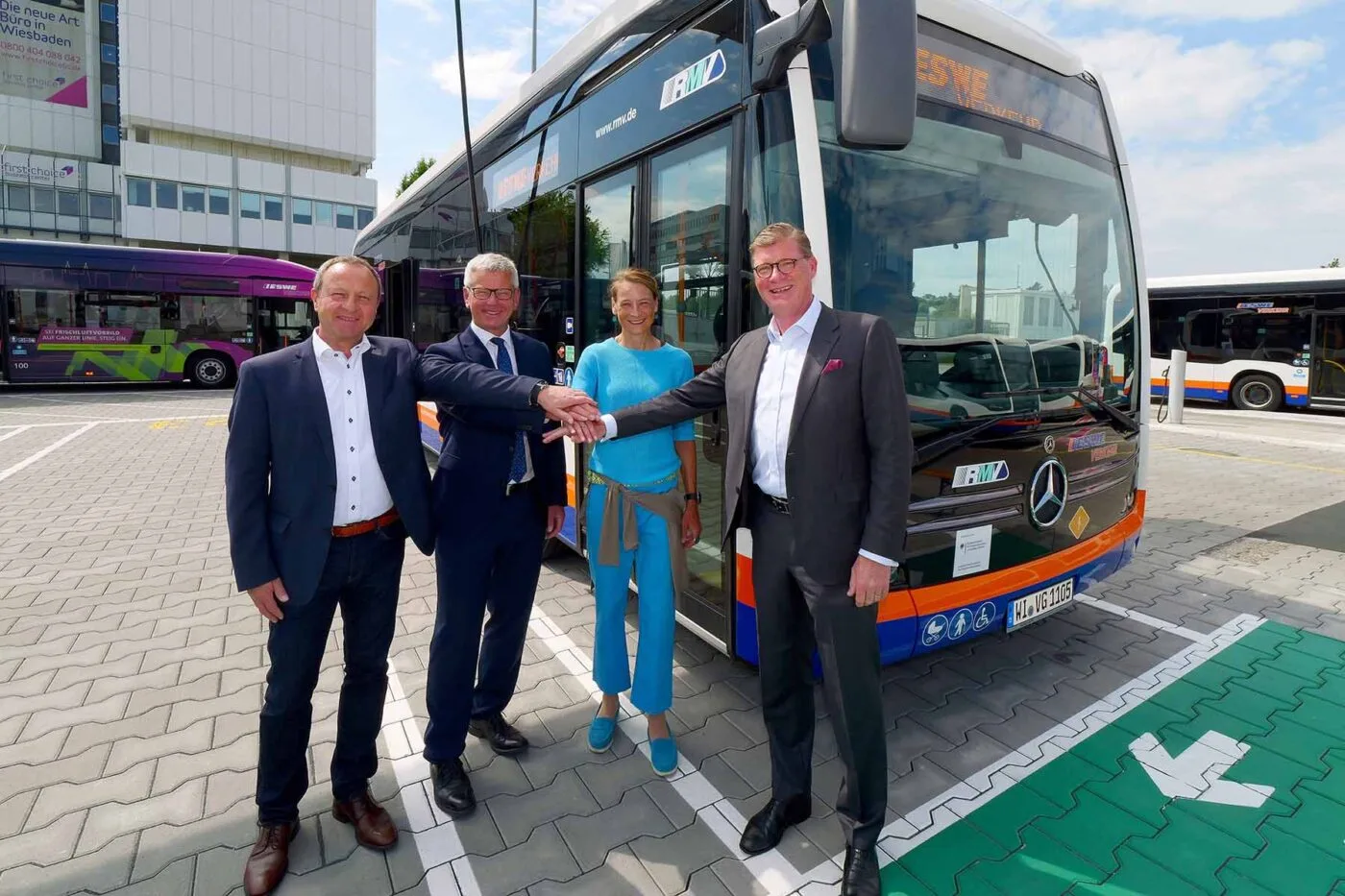 daimler autobuses mercedes benz ecitaro elektrobus autobus electrico eswe verkehr wiesbaden 2024 01 min daimler autobuses mercedes benz ecitaro elektrobus autobus electrico eswe verkehr wiesbaden 2024 01 min