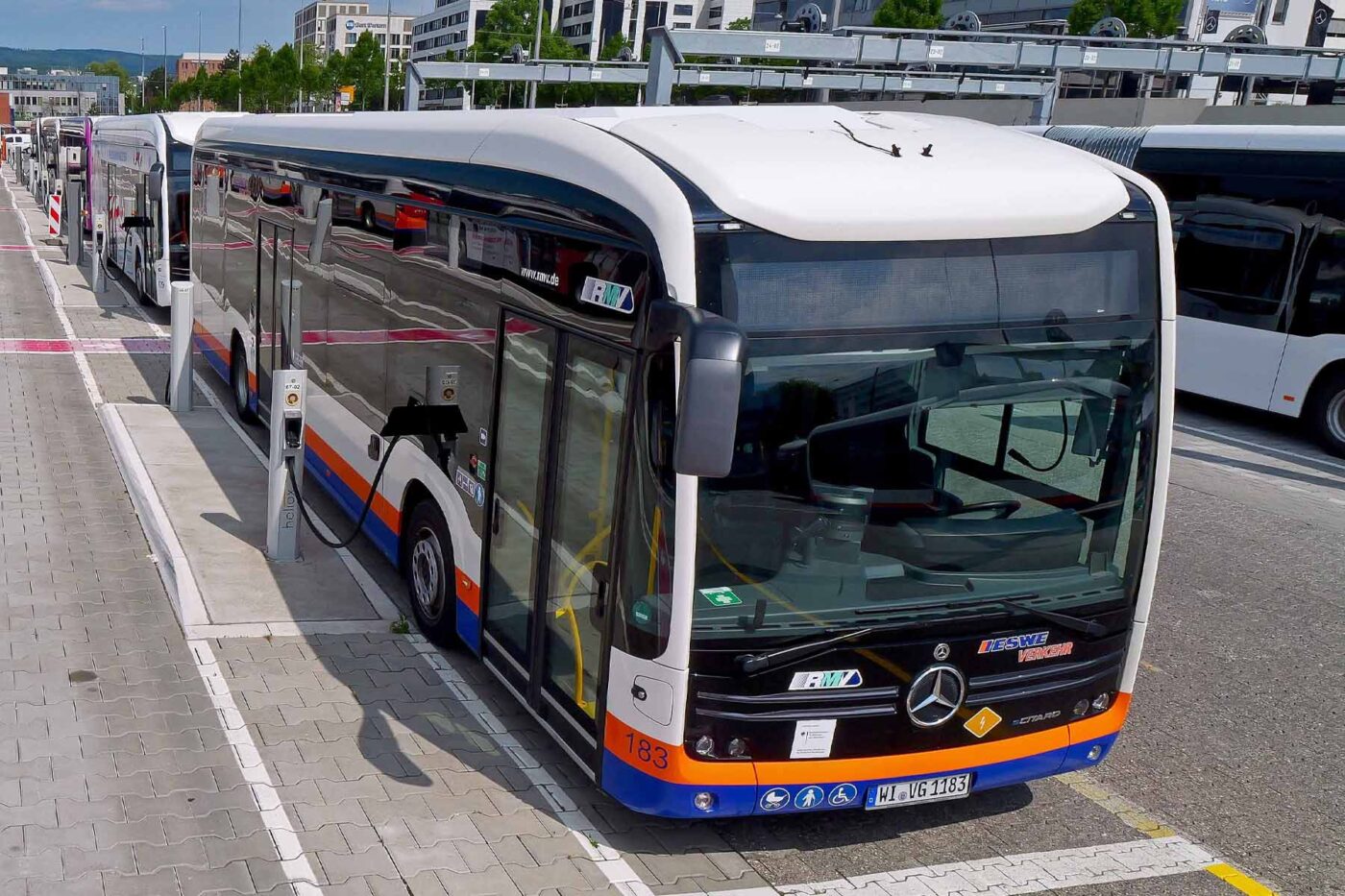 daimler autobuses mercedes benz ecitaro elektrobus autobus electrico eswe verkehr wiesbaden ladestation estacion de carga 2024 03 min daimler autobuses mercedes benz ecitaro elektrobus autobus electrico eswe verkehr wiesbaden ladestation estacion de carga 2024 03 min