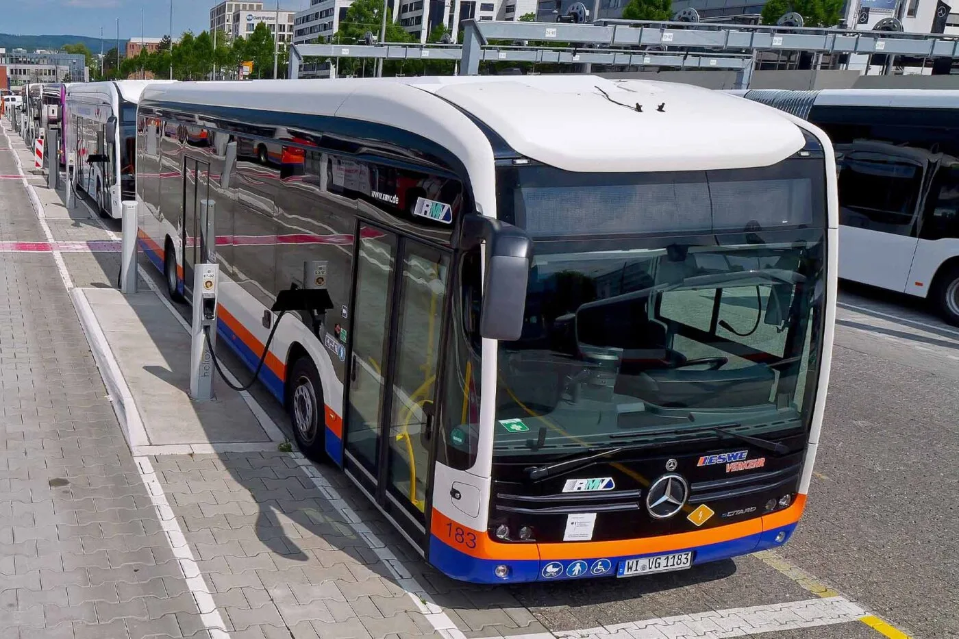 daimler autobuses mercedes benz ecitaro elektrobus autobus electrico eswe verkehr wiesbaden ladestation estacion de carga 2024 03 min daimler autobuses mercedes benz ecitaro elektrobus autobus electrico eswe verkehr wiesbaden ladestation estacion de carga 2024 03 min