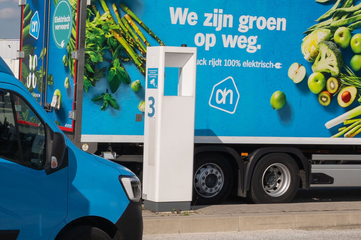 camión daimler mercedes benz eactros 300 e lkw camión eléctrico albert heijn niederlande países bajos estación de carga 2024 01 min camión daimler mercedes benz eactros 300 e lkw camión eléctrico albert heijn niederlande países bajos estación de carga 2024 01 min