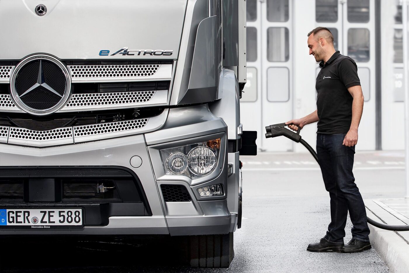 Depósito de camiones Mercedes de carga a escala e