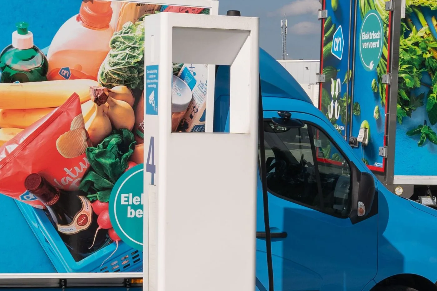 renault master e tech e transporter electric transporter niederlande netherlands albert heijn ladestation charging station 2024 01 min renault master e tech e transporter electric transporter niederlande netherlands albert heijn ladestation charging station 2024 01 min