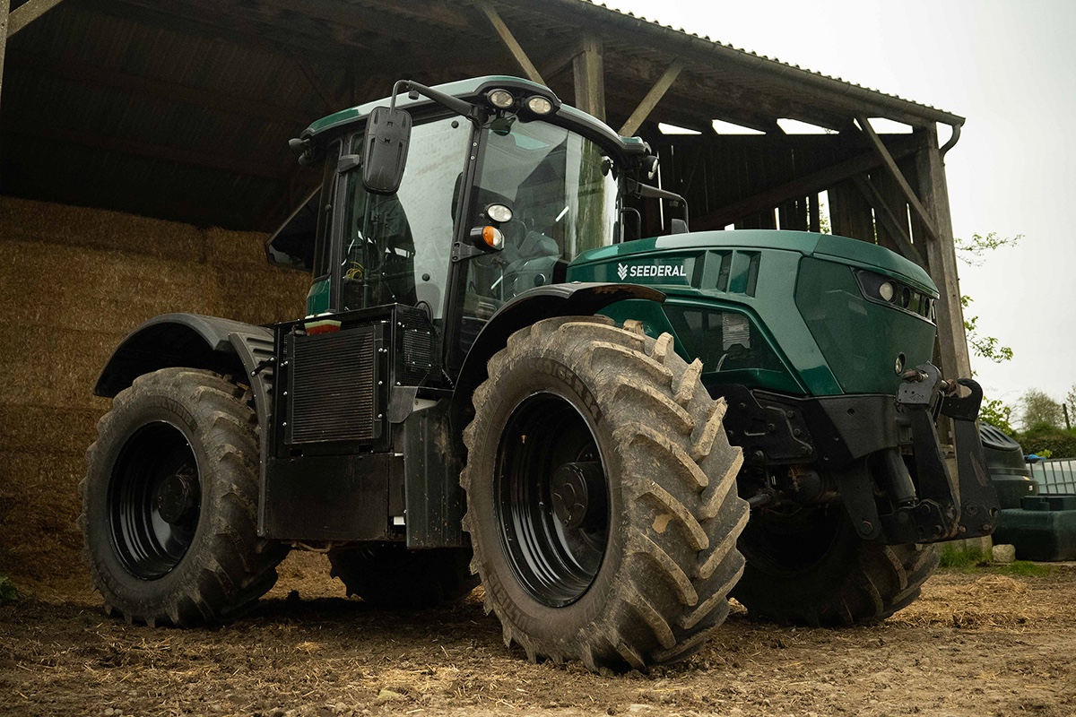 Seederal electric tractor