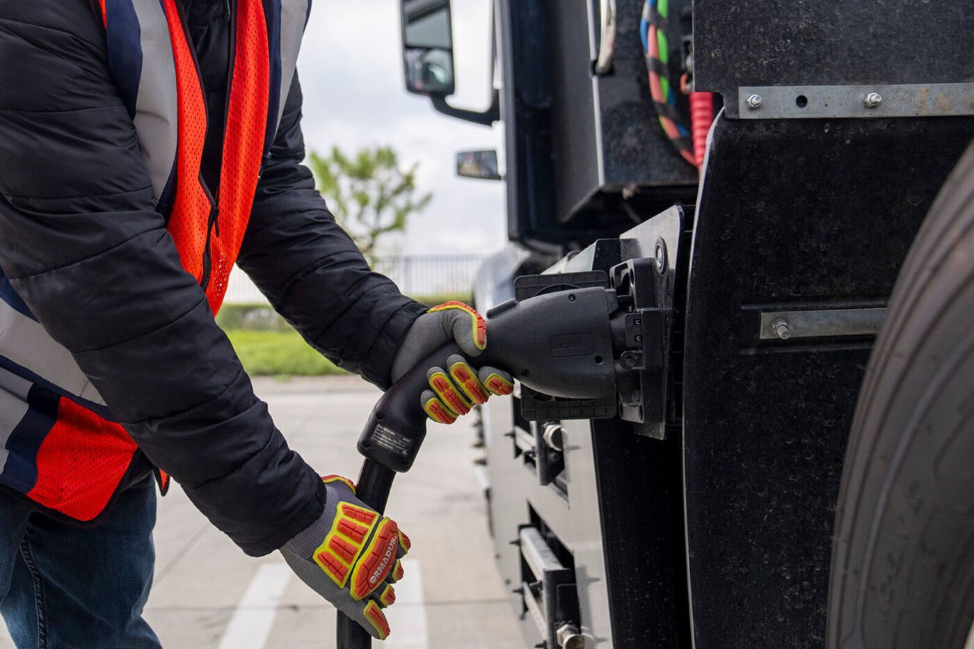 Volvo trucks vnr electric e lkw electric truck amazon kalifornien california usa ladestation charging station min