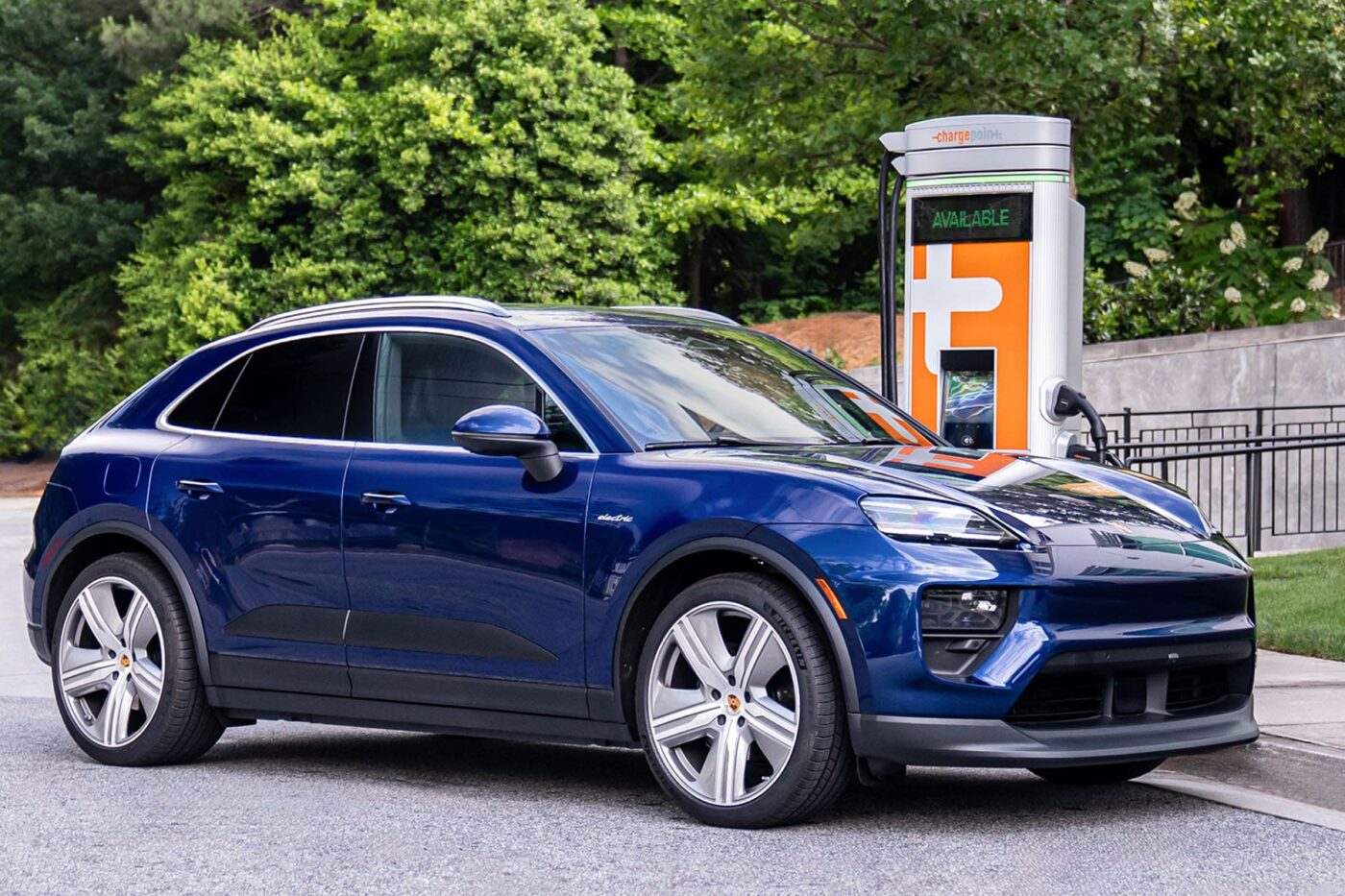 Chargepoint ladestation charging station usa porsche macan min