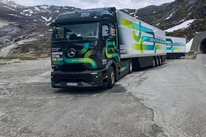 Daimler camión mercedes benz eactros testfahrt e lkw camión eléctrico hintergrund fondo min