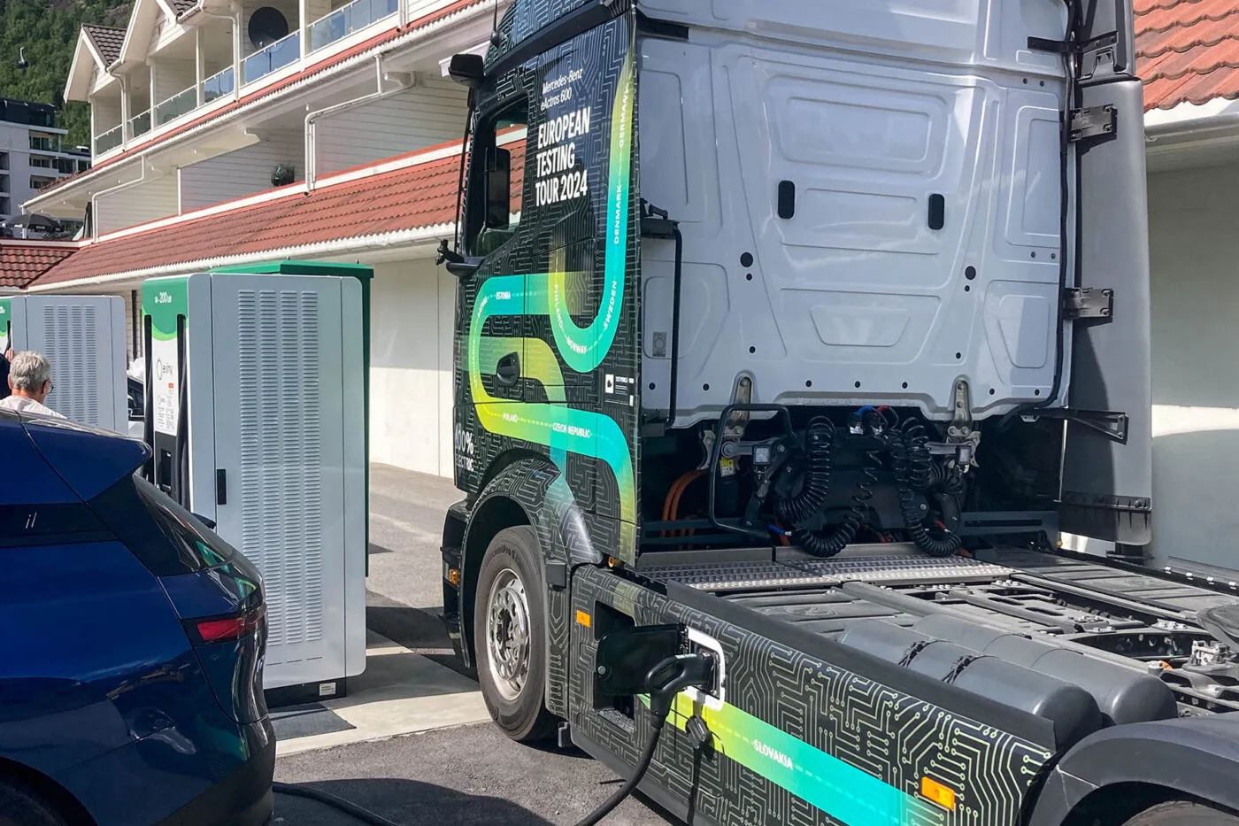 daimler camión mercedes benz eactros 600 testfahrt e lkw camión eléctrico ladestación estación de carga norwegen noruega 2024 26 daimler camión mercedes benz eactros 600 testfahrt e lkw camión eléctrico ladestación estación de carga norwegen noruega 2024 26