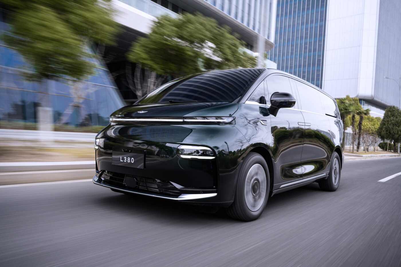 Geely subsidiary LEVC starts selling L380 electric van - electrive.com