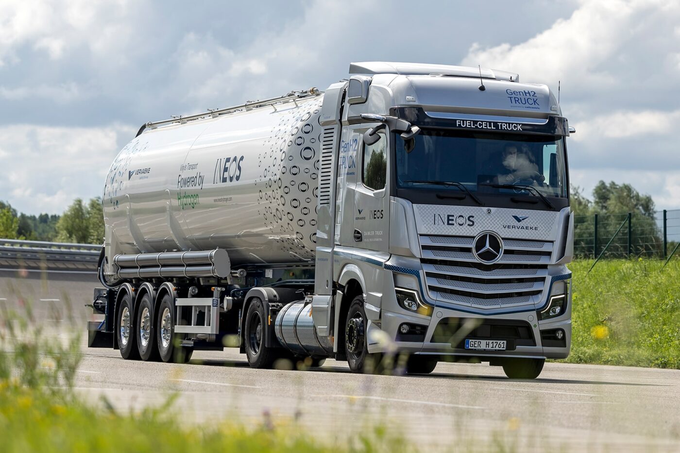 daimler camión mercedes benz genh2 camión brennstoffzellen lkw camión de pila de combustible ineos vervaeke 2024 01 min daimler camión mercedes benz genh2 camión brennstoffzellen lkw camión de pila de combustible ineos vervaeke 2024 01 min