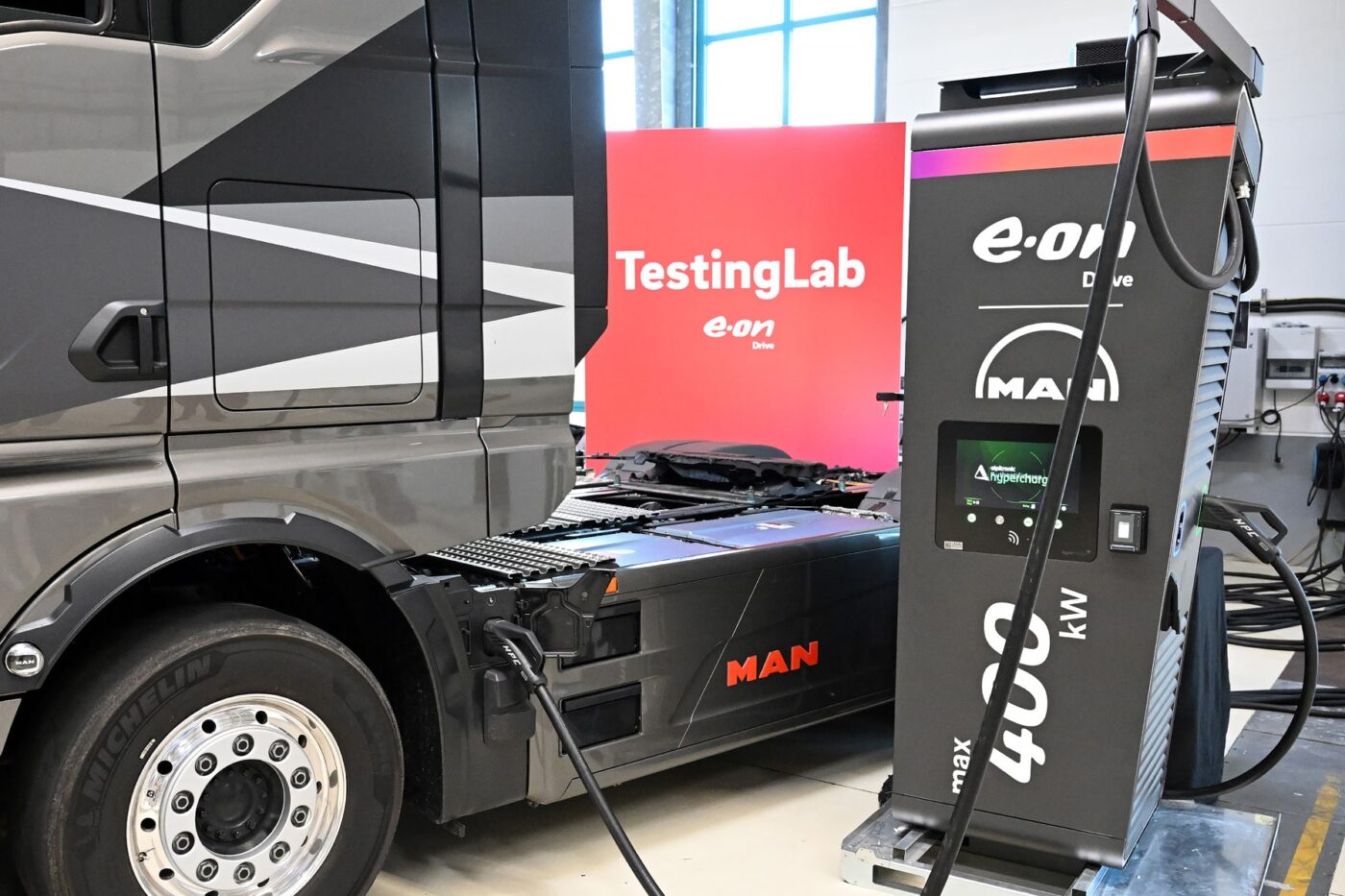 Man e lkw camión eléctrico eon ladestación estación de carga min