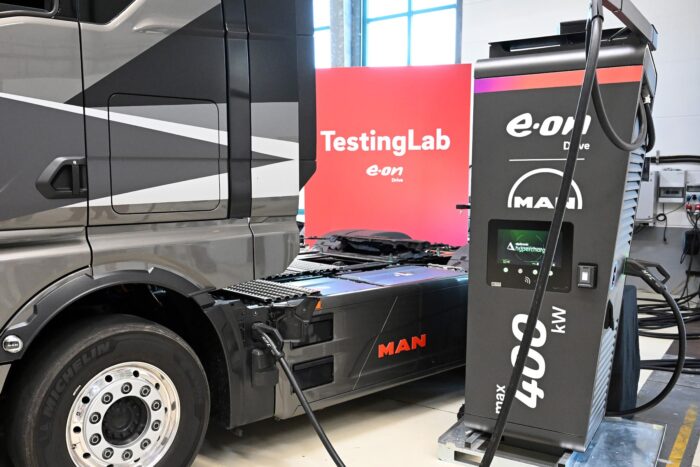 Man e lkw electric truck eon ladestation charging station min