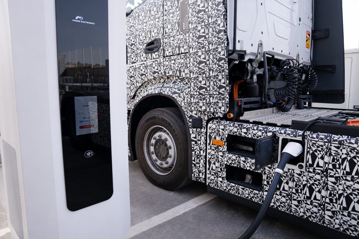 Milence megawatt charging mcs mercedes eactros