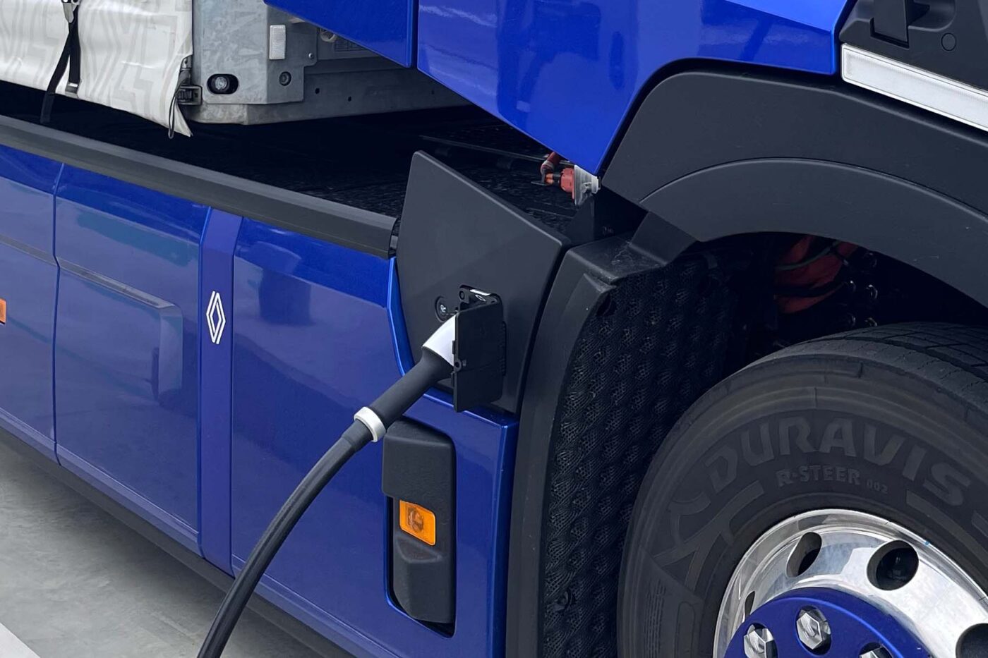 Renault trucks e tech t e lkw electric truck ladestation charging station frankreich france min