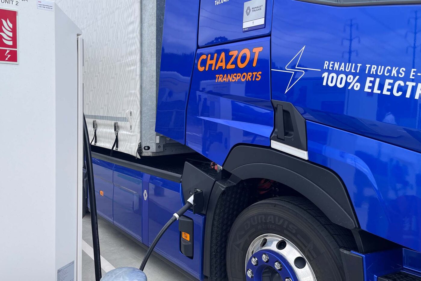 renault trucks e tech t e lkw electric truck ladestation charging station frankreich france 2024 02 min renault trucks e tech t e lkw electric truck ladestation charging station frankreich france 2024 02 min
