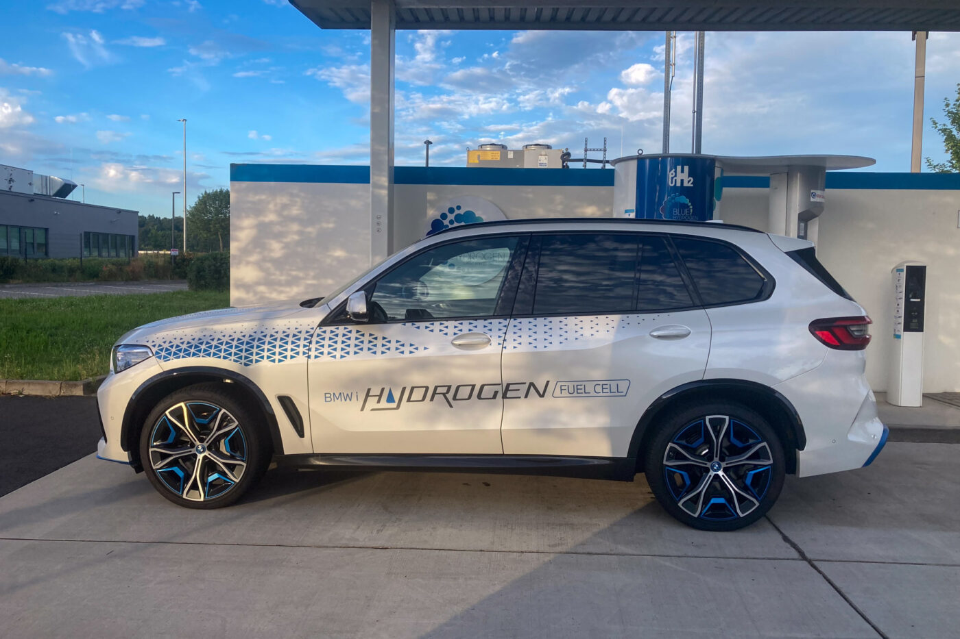 bmw ix5 hydrogen prototyp fcev test 2024 13 bmw ix5 hydrogen prototyp fcev test 2024 13