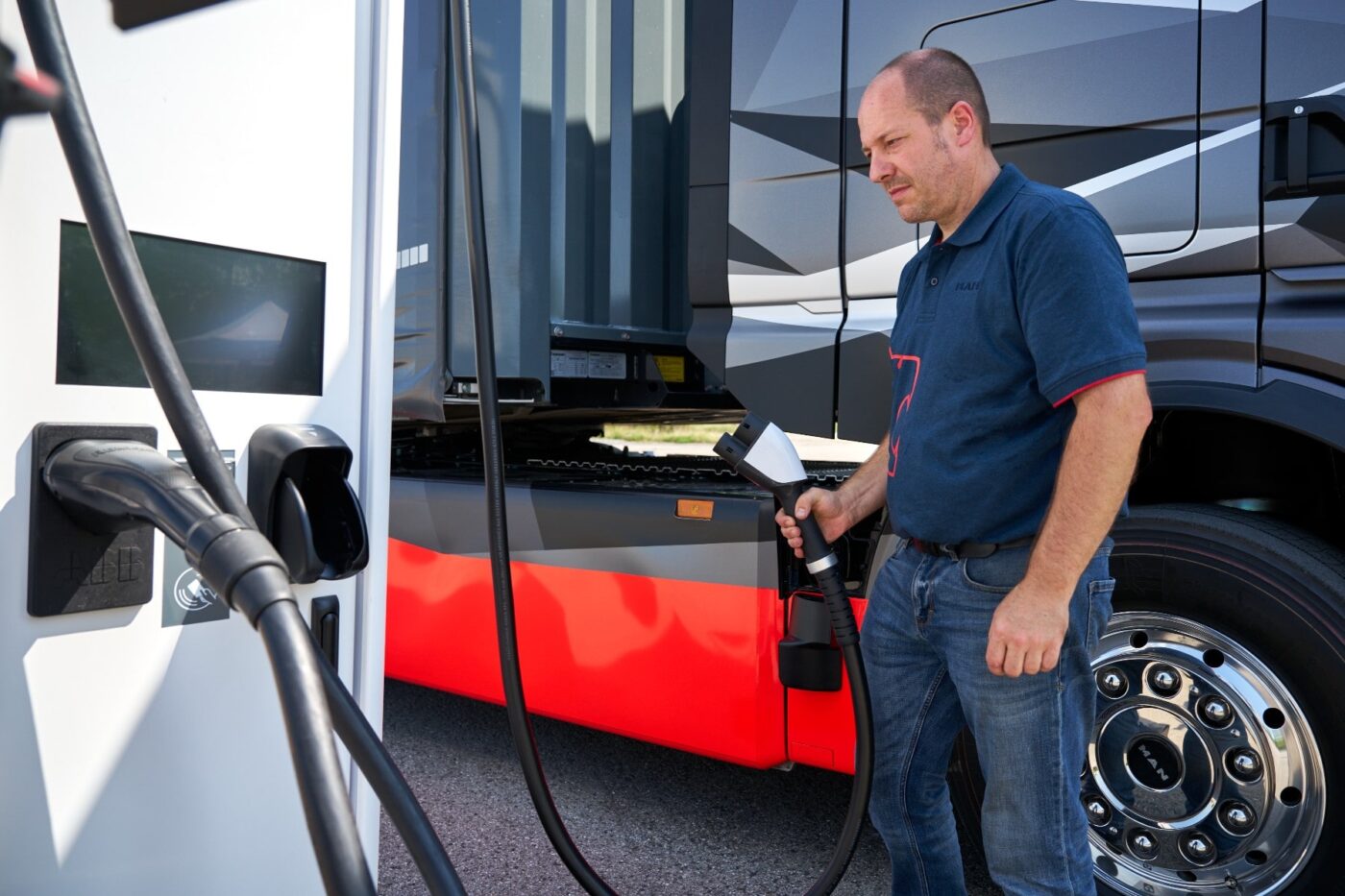 man etruck e lkw camión eléctrico abb ladestation estación de carga mcs 2024 02 min man etruck e lkw camión eléctrico abb ladestation estación de carga mcs 2024 02 min