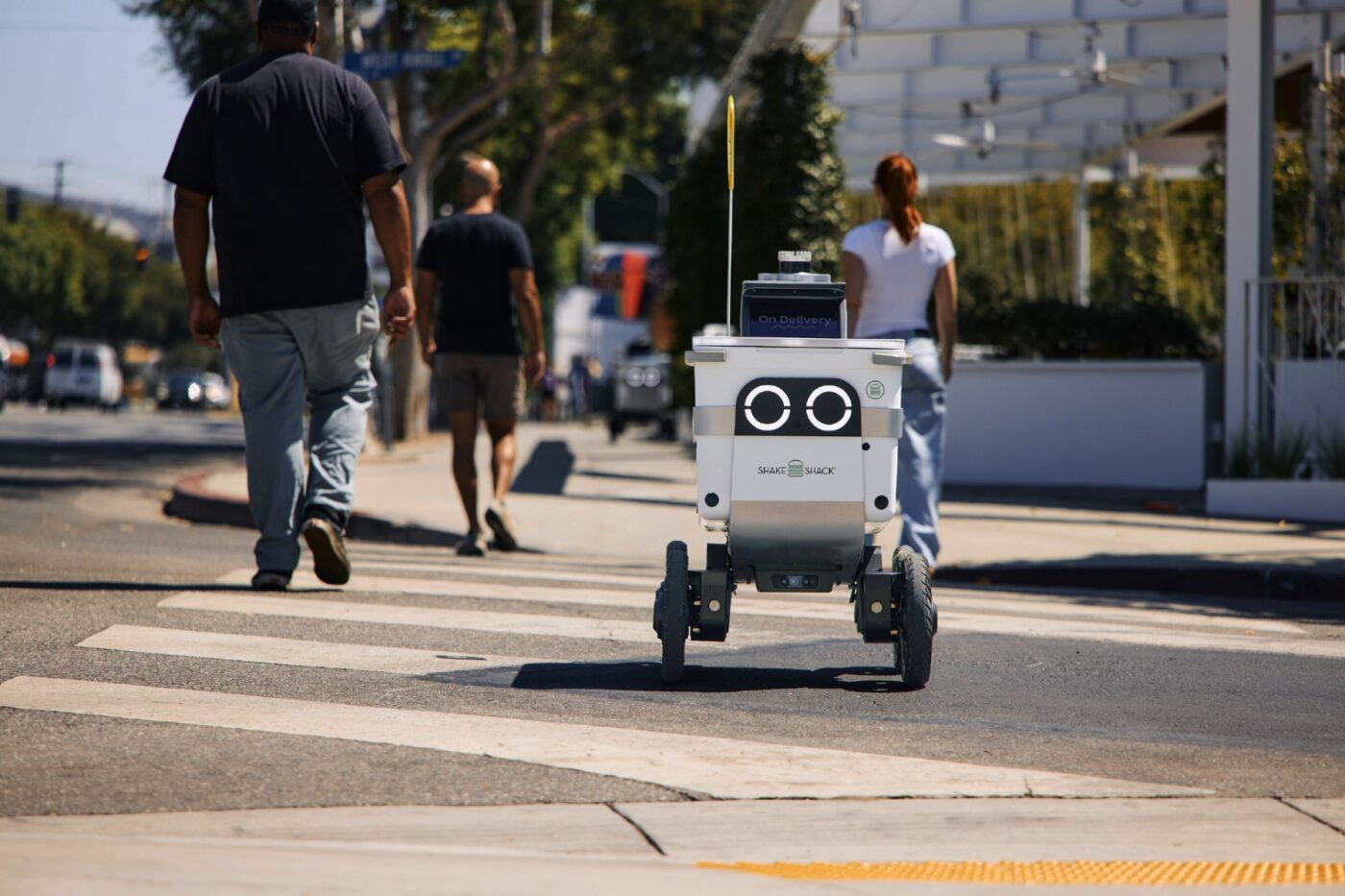 Serve robotics robot de reparto de shake shack