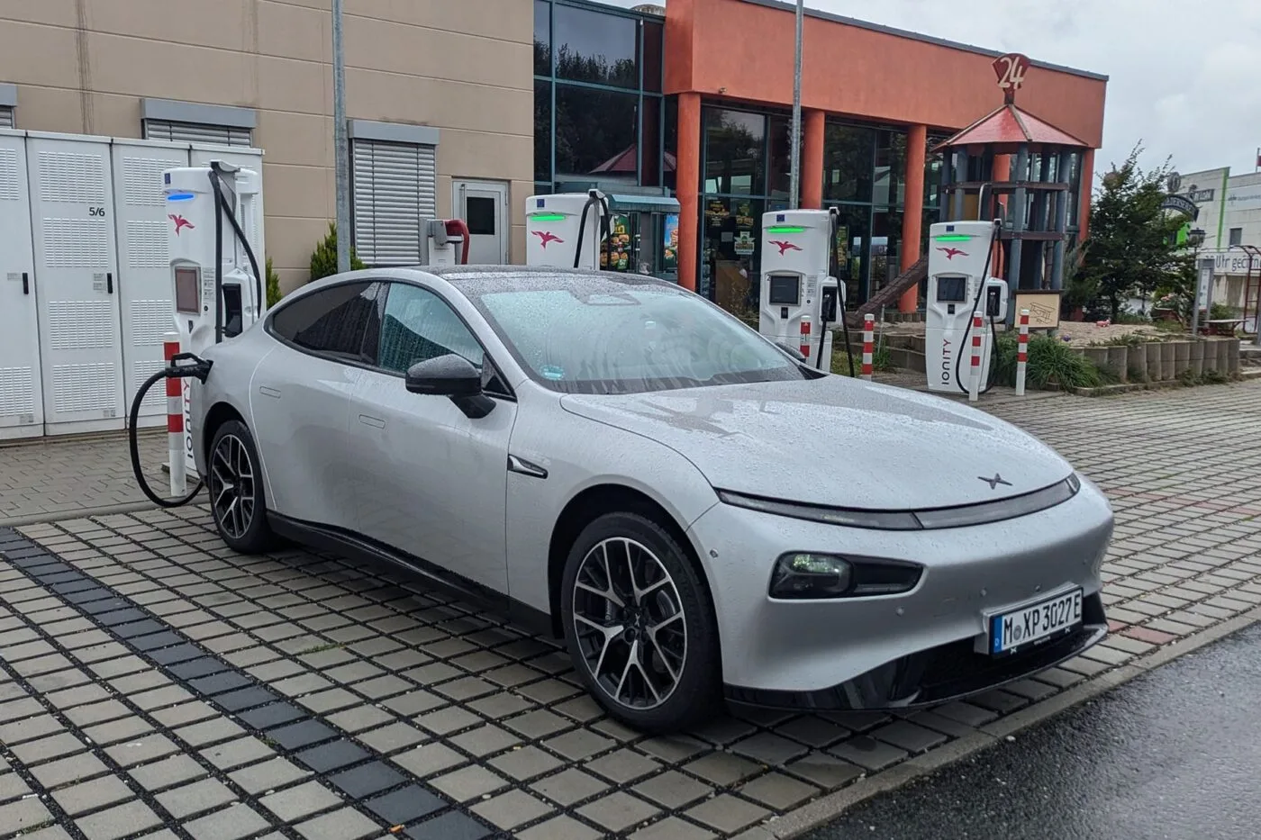 xpeng p7 fahrbericht robin engelhardt ionity ladestation charging station 2024 01 min xpeng p7 fahrbericht robin engelhardt ionity ladestation charging station 2024 01 min