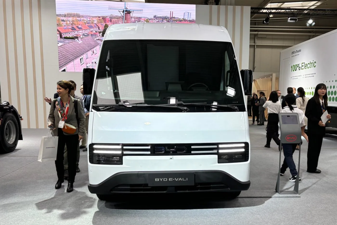 byd e vali e transporter electric transporter 2024 06 min byd e vali e transporter electric transporter 2024 06 min