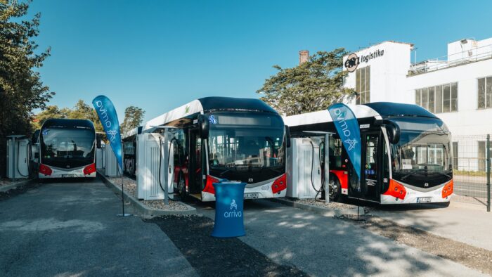 Tres de los autobuses eléctricos arrivas en kladno recortados