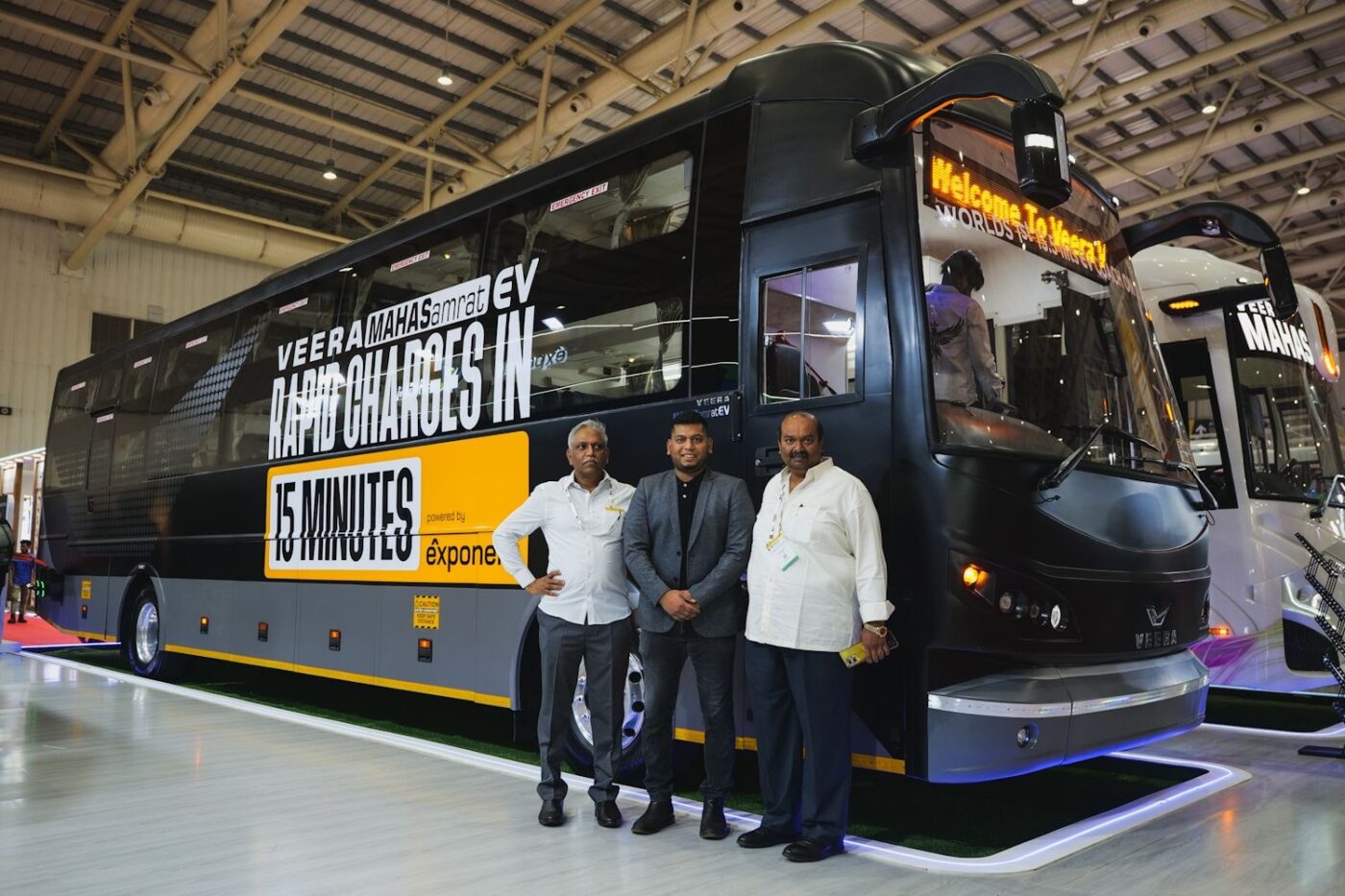 Veera mahasamrat ev frente tres cuartos