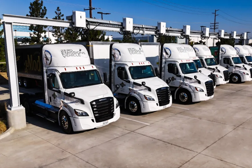daimler truck north america reyes beverage group ecascadia freightliner california 02 e1728981894125 daimler truck north america reyes beverage group ecascadia freightliner california 02 e1728981894125
