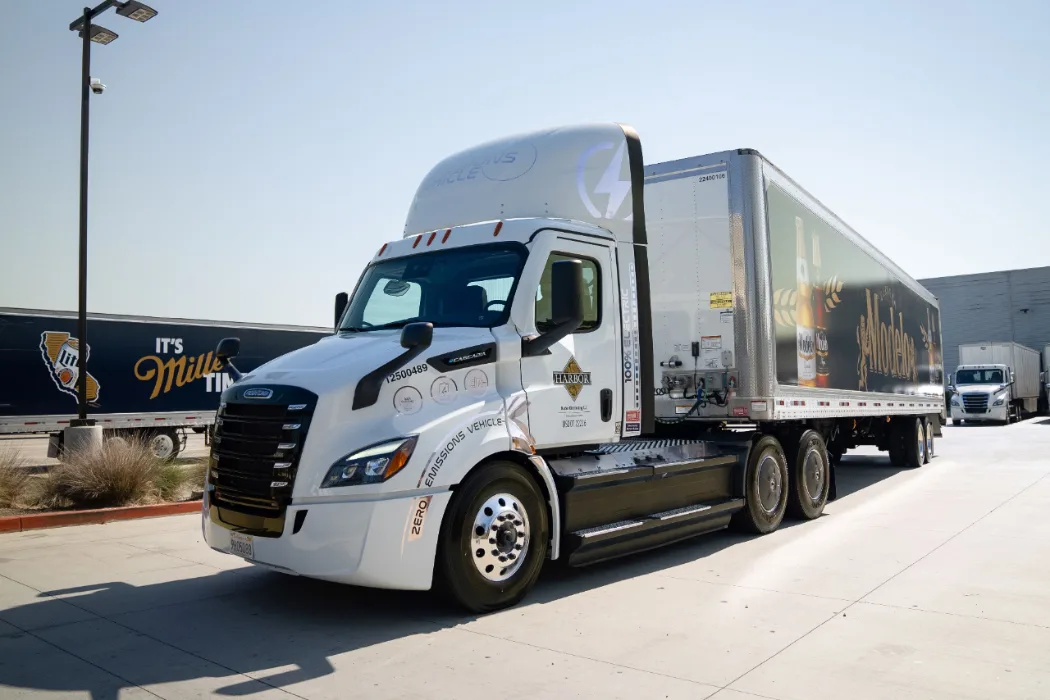 daimler truck north america reyes beverage group ecascadia freightliner california 04 e1728984131978 daimler truck north america reyes beverage group ecascadia freightliner california 04 e1728984131978