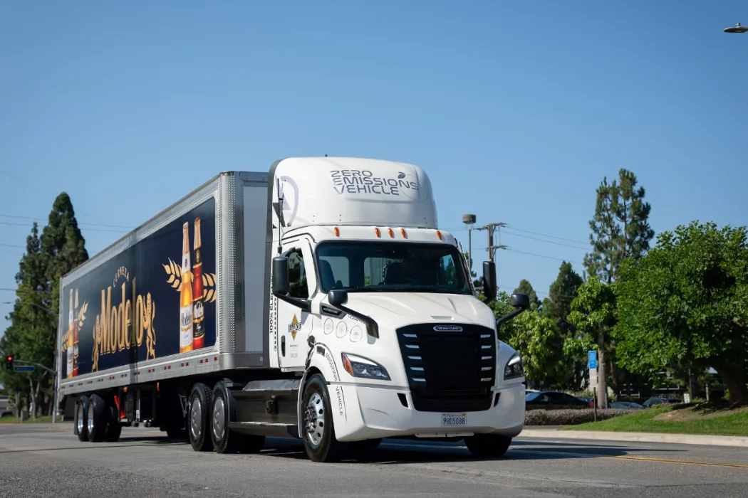 daimler truck north america reyes beverage group ecascadia freightliner california 05 e1728984144295 daimler truck north america reyes beverage group ecascadia freightliner california 05 e1728984144295