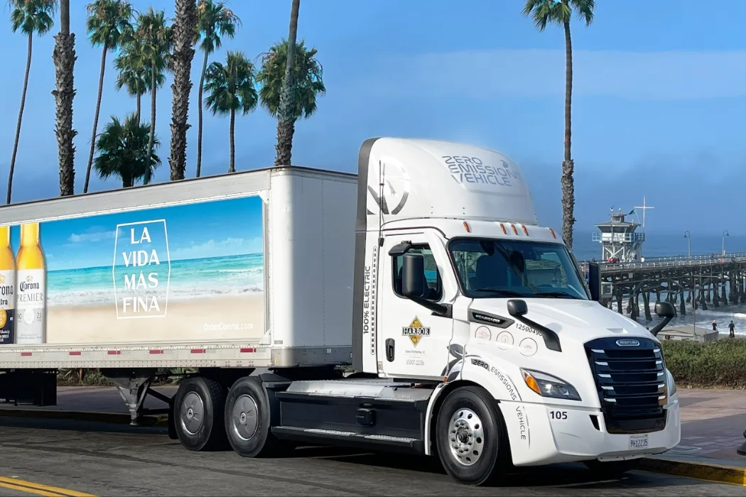 daimler truck north america reyes beverage group ecascadia freightliner california 06 e1728984156320 daimler truck north america reyes beverage group ecascadia freightliner california 06 e1728984156320
