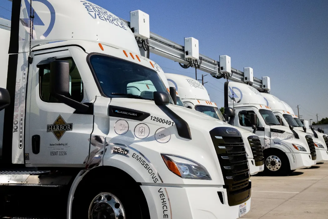 daimler truck north america reyes beverage group ecascadia freightliner california 07 e1728984169318 daimler truck north america reyes beverage group ecascadia freightliner california 07 e1728984169318