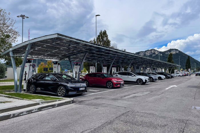Estación de carga Ionity ladestation affi italien italy min
