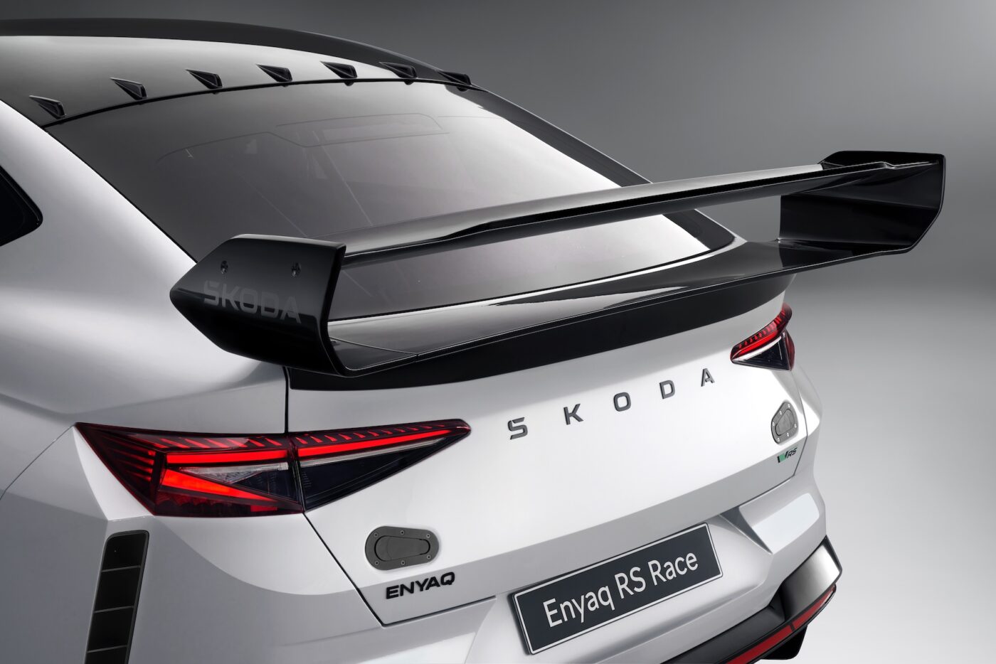 skoda enyaq rs race 24017 1400x934 1 skoda enyaq rs race 24017 1400x934 1