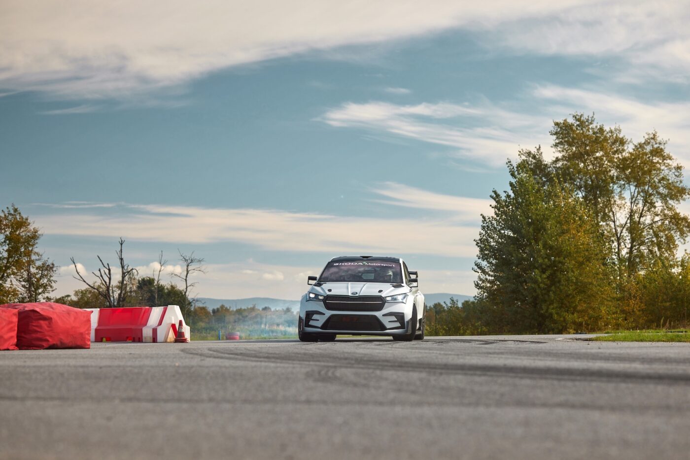 skoda enyaq rs race 24030 1400x934 1 skoda enyaq rs race 24030 1400x934 1