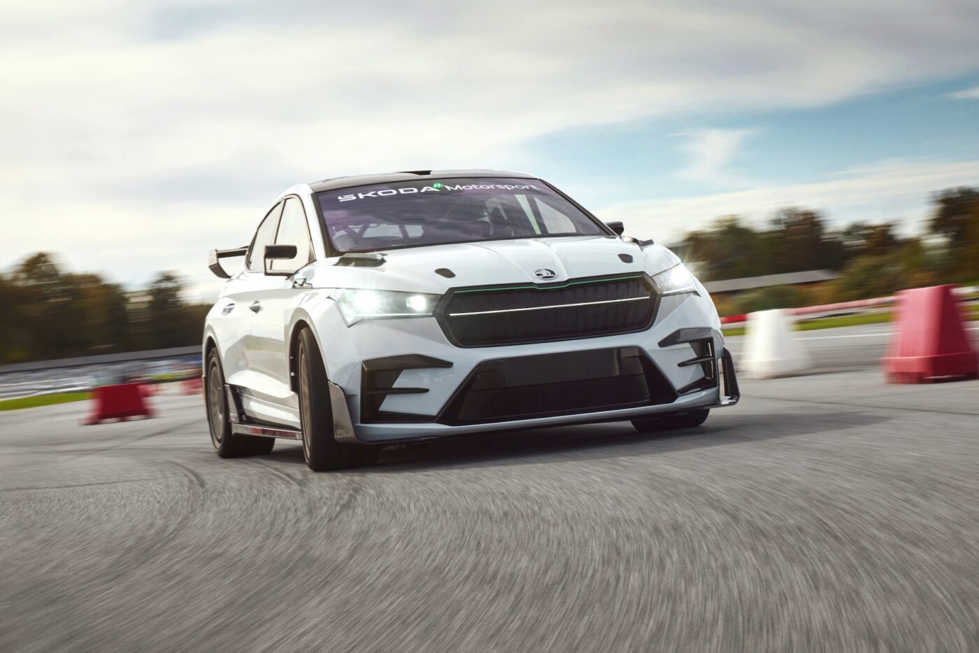 skoda enyaq rs race 24032 1400x933 1 skoda enyaq rs race 24032 1400x933 1