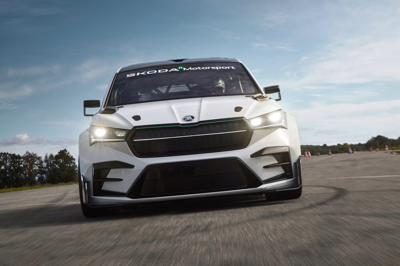 skoda enyaq rs race 24034 1400x934 1 skoda enyaq rs race 24034 1400x934 1