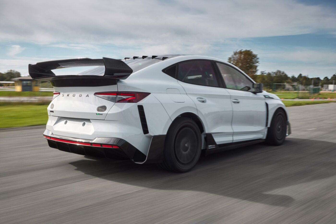 skoda enyaq rs race 24039 1400x934 1 skoda enyaq rs race 24039 1400x934 1