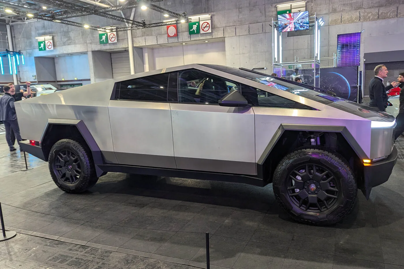 tesla cybertruck pariser autosalon paris motor show 2024 01 min tesla cybertruck pariser autosalon paris motor show 2024 01 min