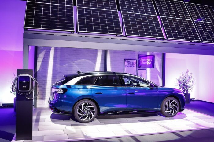 Volkswagen id7 elli charger wallbox ladestation charging station photovoltaik min